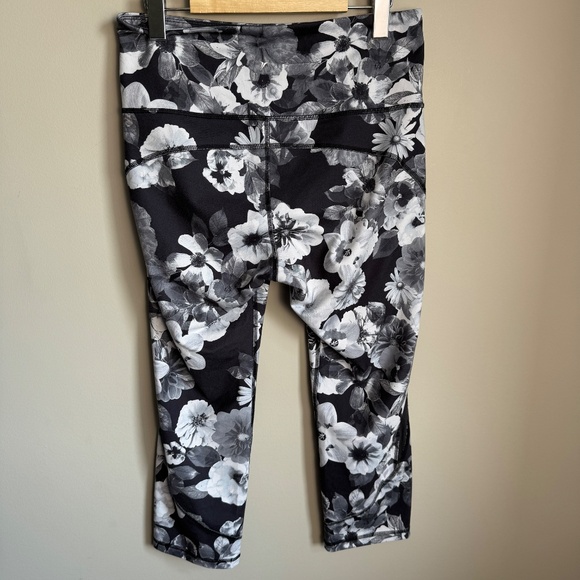 Old Navy Active Womens Fitted Floral Go-Dry Vented Capri Leggings Gray Size L - Picture 4 of 14